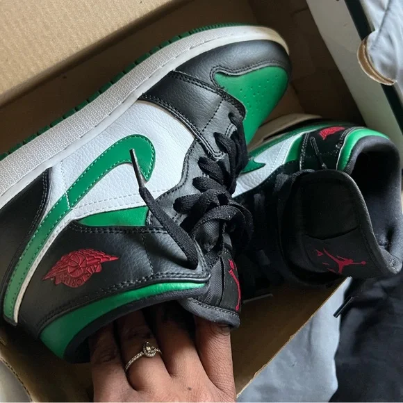 Air Jordan 1 mid GS “black pine”